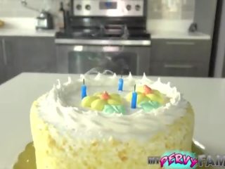 Janna hicks sorpresa step-anak na lalaki may cake at a pananamod sa loob!