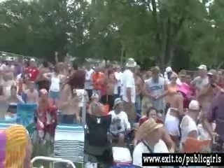 Milfs chodzenie nagie w publiczne impreza tłum vid