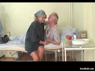 Senelė laikrodžiai senelis dulkina seselė į ligoninė: suaugusieji video ea